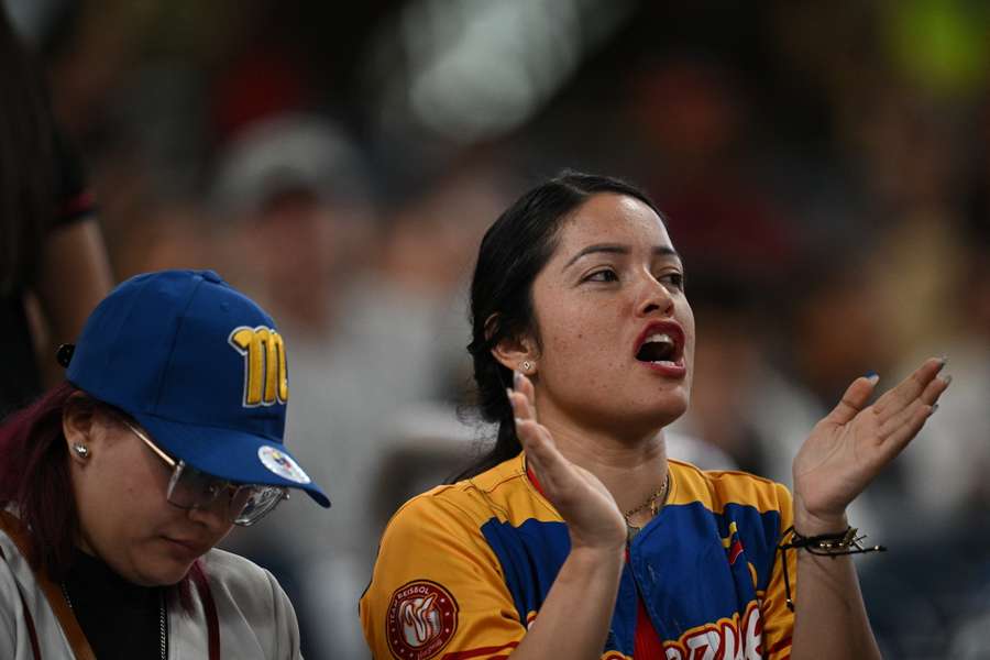 Fanáticas apoyan desde las gradas.