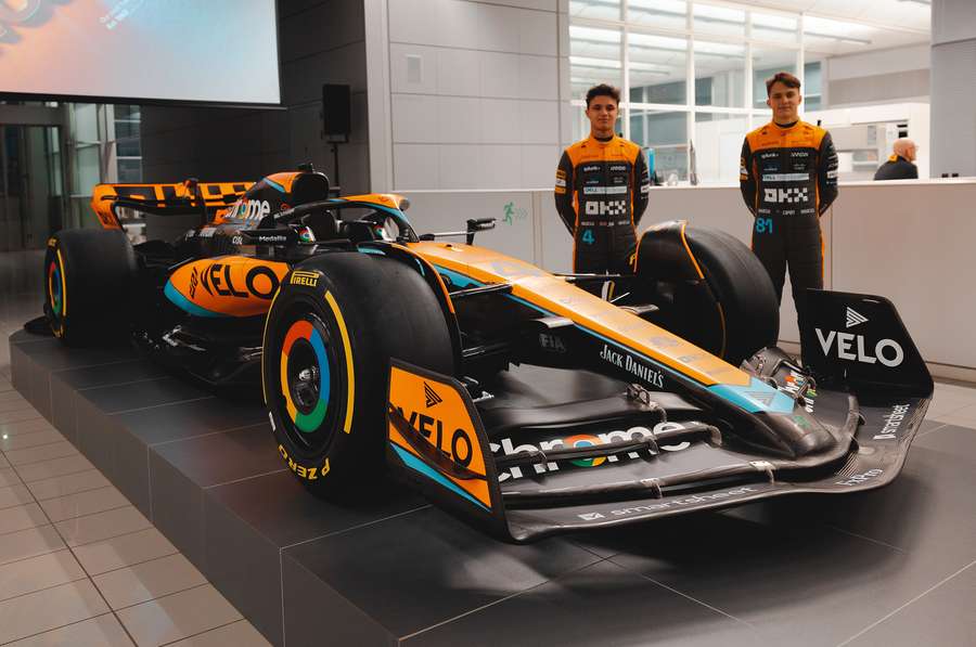 Piastri (R) poses alongside Norris at McLaren's car launch