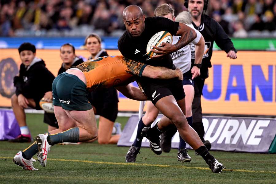 New Zealand's Mark Telea (C) breaks through the Australian defence in the Rugby Championship 2023 and Bledisloe Cup Test match