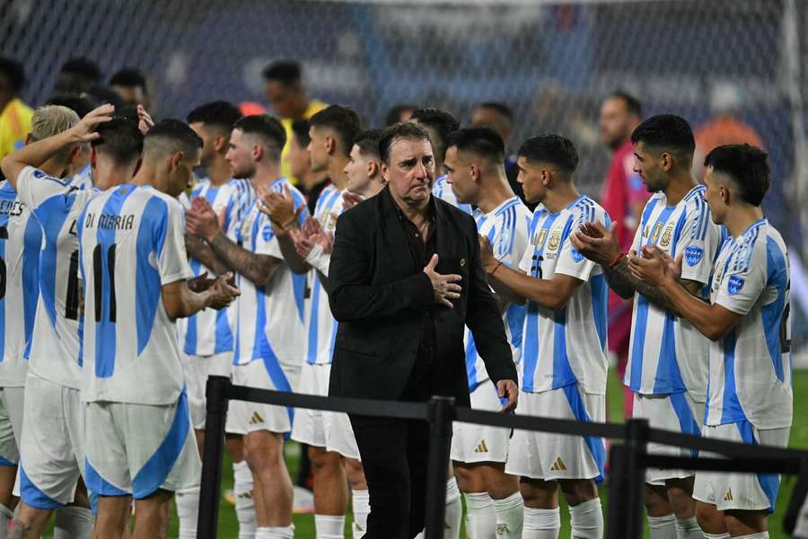 Nestor Lorenzo aplaudido pelos jogadores argentinos