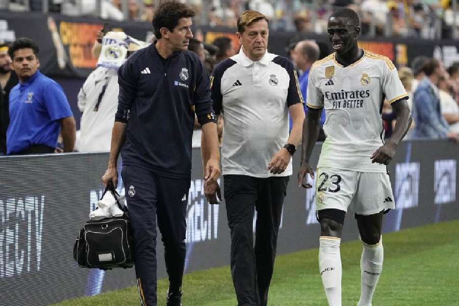 Mendy saiu lesionado durante o clássico em Dallas.