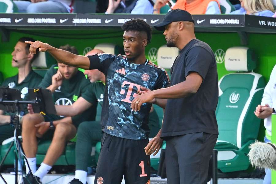 Kingsley Coman com Vincent Kompany no jogo Wolfsburgo-Bayern Munique