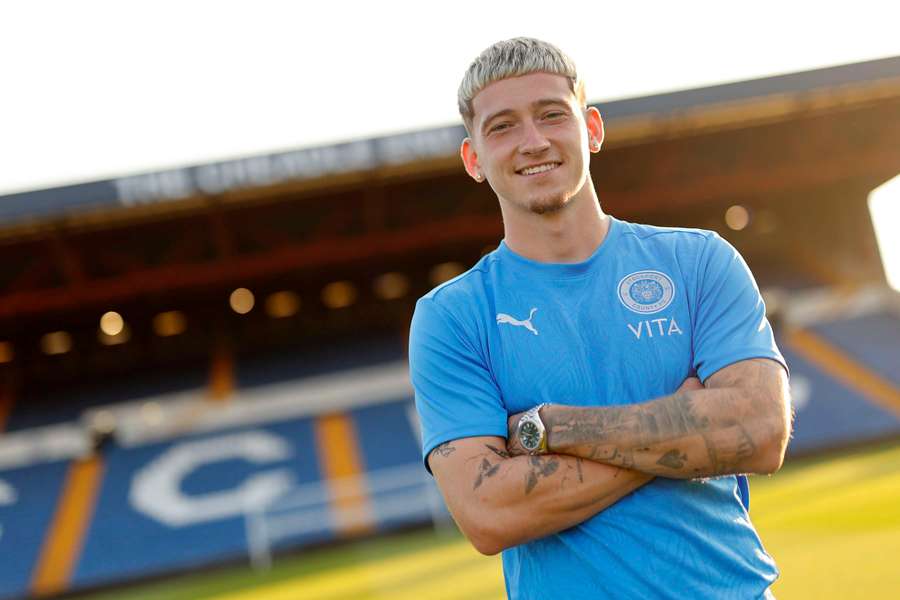 Louie Barry está emprestado pelo Aston Villa ao Stockport