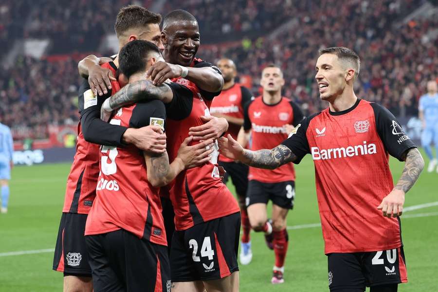 Die Werkself rückt bis auf drei Punkte an den FC Bayern heran