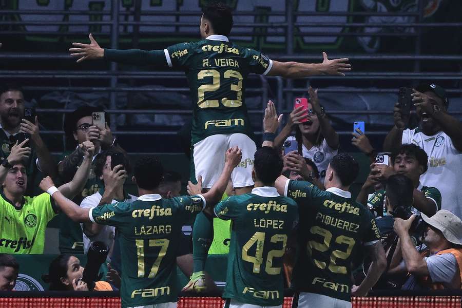 Raphael Veiga celebra gol diante da torcida palmeirense