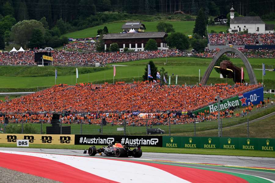 Verstappen wint in Oostenrijk vanaf pole en met snelste ronde voor Leclerc en Perez