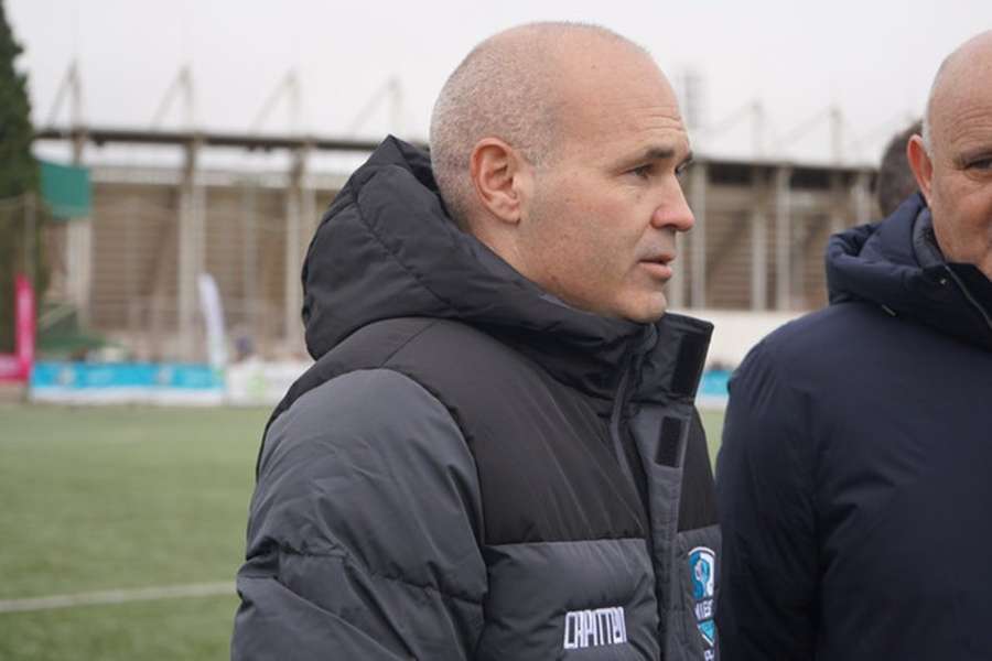 Andrés Iniesta, durante la charla con Carlos Torregrosa y David Caravaca, de BeSoccer Andrés Iniesta, durante la charla con Carlos Torregrosa y David Caravaca, de BeSoccer