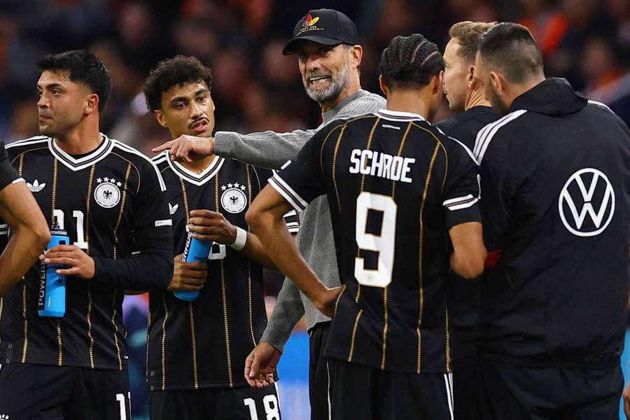 Jürgen Klopp gibt den Spielern Anweisungen während der Partie Jürgen Klopp gibt den Spielern Anweisungen während der Partie