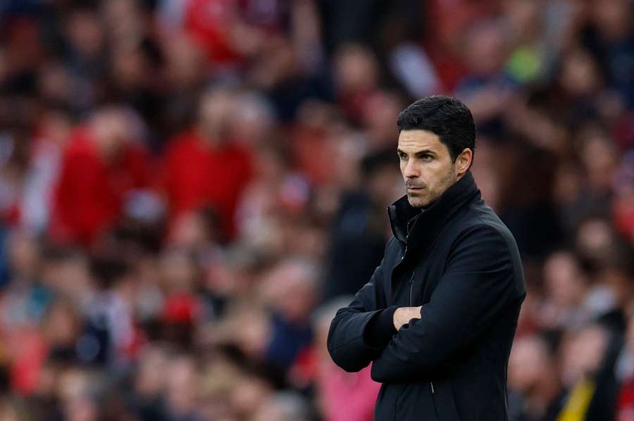 Arteta sleduje zápas proti Bournemouthu.