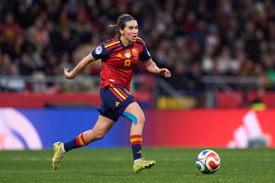 Mariona conduce el balón