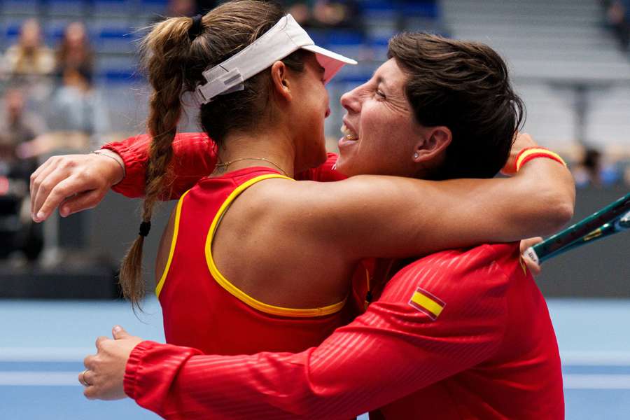 Jessica Bouzas se abraza a Carla Suárez tras ganar su partido