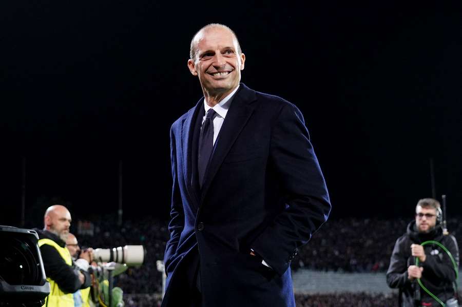 Massimiliano Allegri, entrenador del Juventus FC, observa el partido.