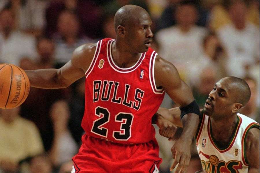 Jordan, seis vezes campeão da NBA, usou o tênis na década de 1990