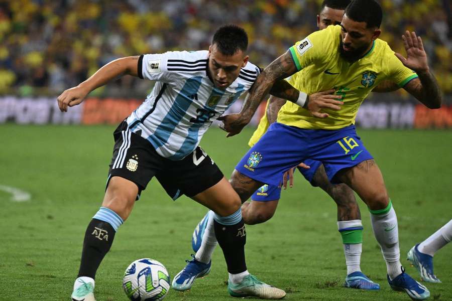 Messi Argentina forværrer brasiliansk krise efter uro på tribunen