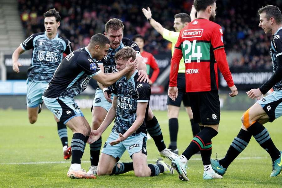 Milan de Haan viert de 1-2 met zijn teamgenoten