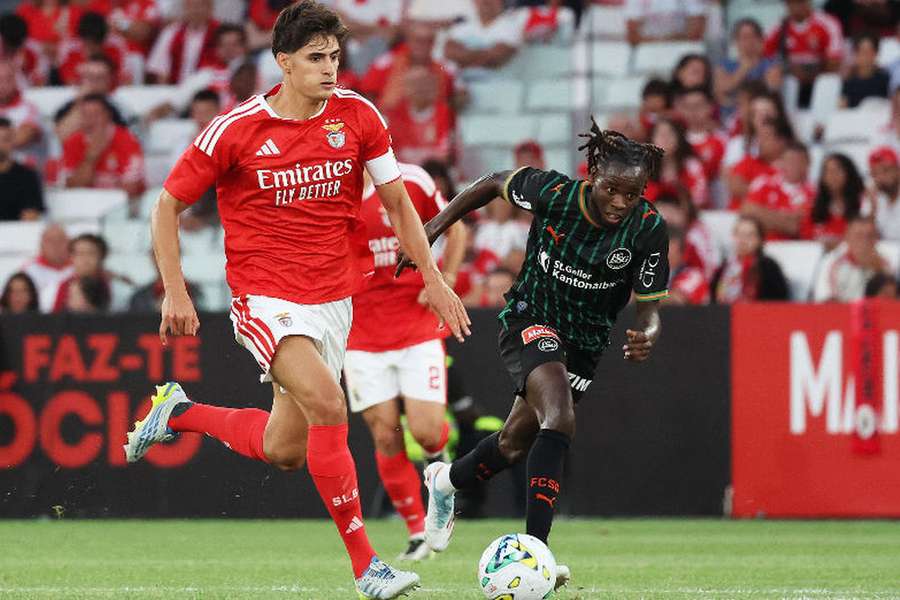 António Silva em ação diante do St. Gallen, no último jogo pelo Benfica António Silva em ação diante do St. Gallen, no último jogo pelo Benfica
