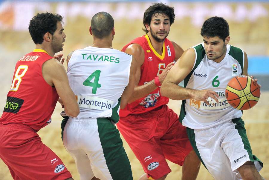 Miguel Minhava (dir.) em ação por Portugal no Eurobasket-2011