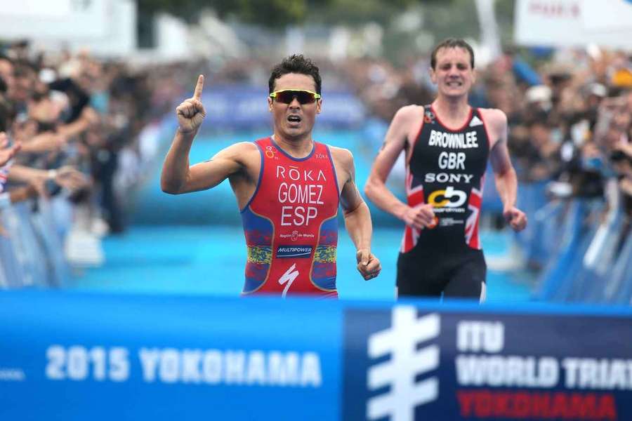 Javier Gómez Noya, entrando triunfador en Yokohama 2015