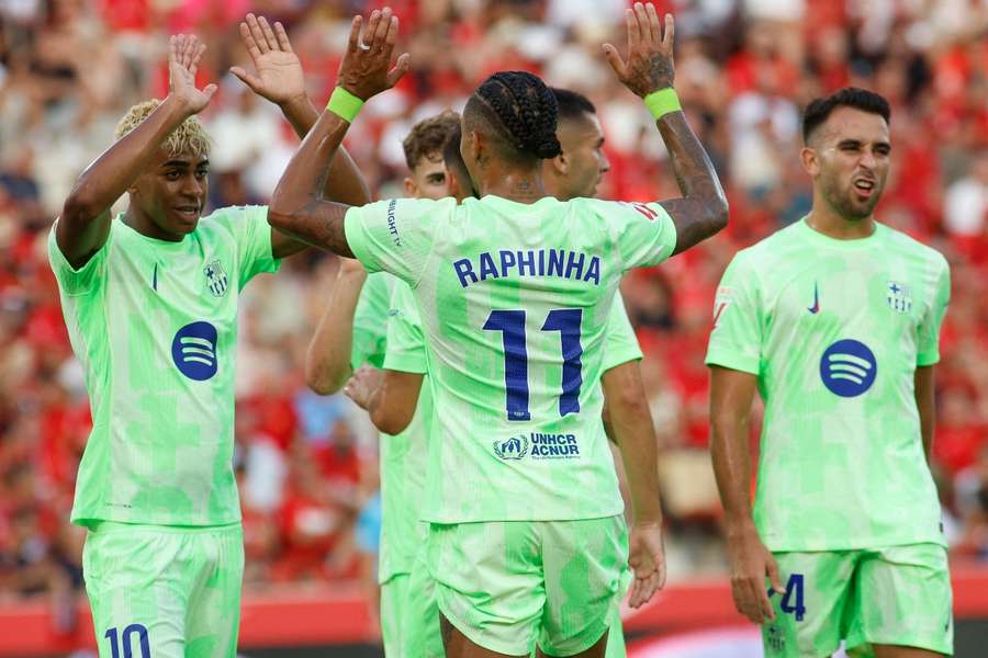 Los jugadores del Barça celebran el gol inicial de Raphinha