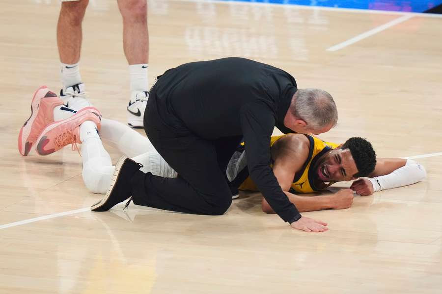 Tyrese Haliburton auf dem Boden.