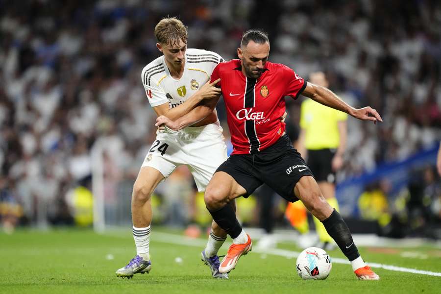 Dean Huijsen pugna por el balón con Vedat Muriqi en el partido entre Real Madrid y Mallorca de la primera vuelta