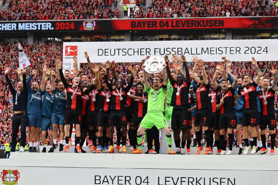 Leverkusen comemora a vitória no campeonato após terminar Bundesliga sem derrotas