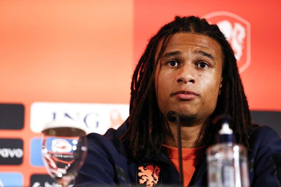 Nathan Aké op de persconferentie in Athene