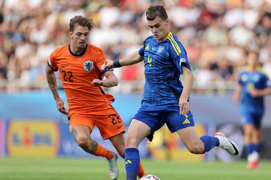 The Netherlands' Luciano Valente chases Taras Mykhavko