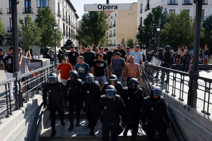 A Polícia Nacional escolta os adeptos do Feyenoord na estação de metro de Ópera, em Madrid.