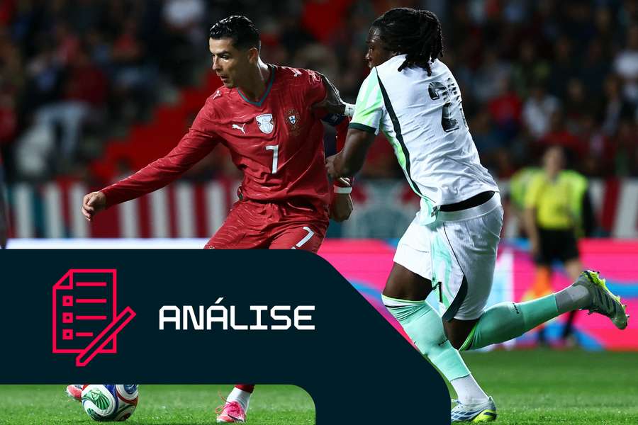 Cristiano Ronaldo diante de Calvin Bassey