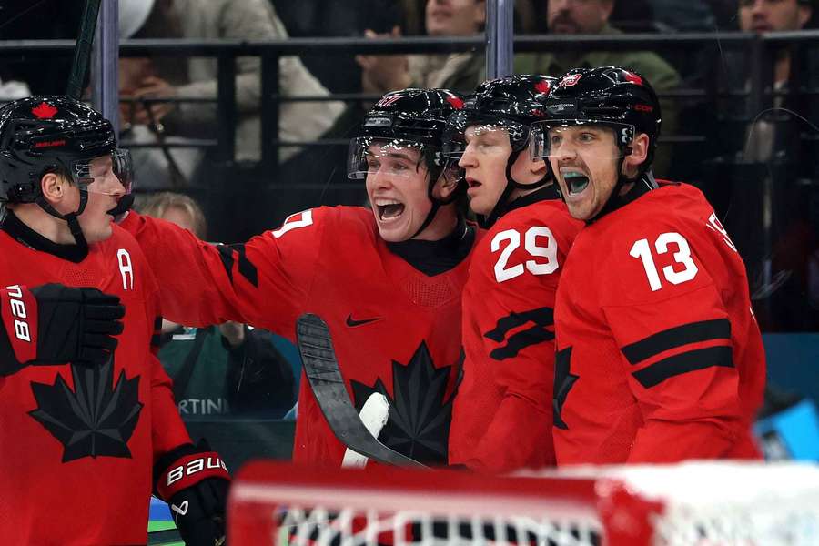 Kanada feiert Nathan MacKinnon. Kanada feiert Nathan MacKinnon.