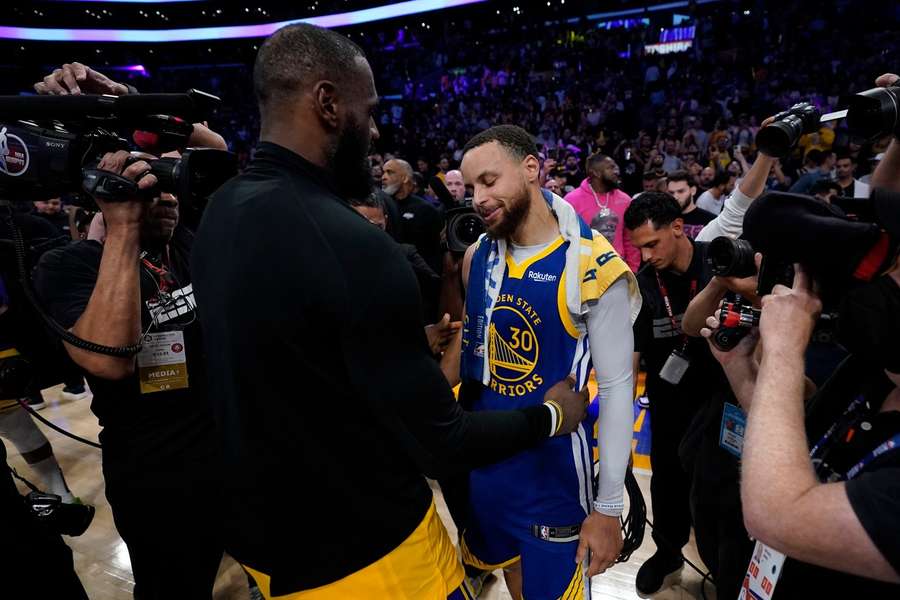 LeBron James en Stephen Curry na afloop van een NBA playoff-wedstrijd tussen de Lakers en de Warriors