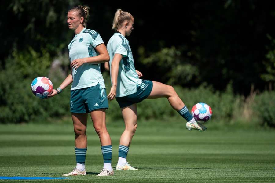 Popp (à esquerda) e Schüller (à direita) podem jogar juntas no ataque da Alemanha