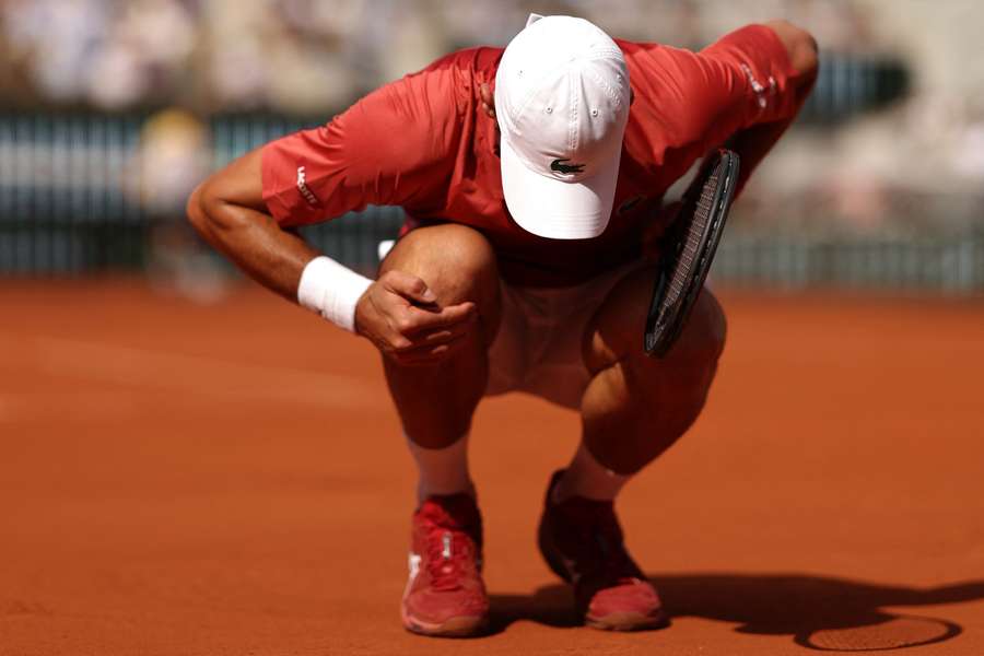 Novak Djokovic er for 15. år i træk og for 18. gang i karrieren kvartfinaleklar i French Open. Serberen har dog knæproblemer.