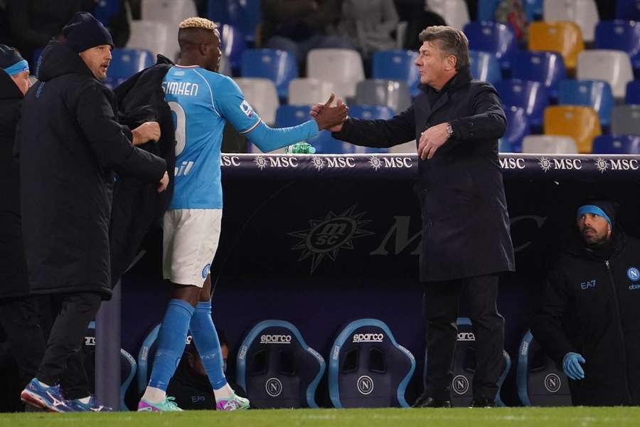 Mazzarri dà il cinque a Osimhen