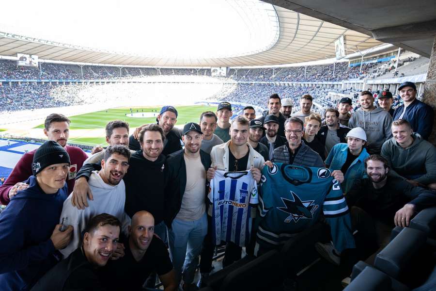 Bundesliga i první trénink. Žraloci ze San Jose dorazili do Německa, čeká je generálka