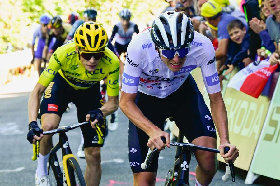 Tour de France 2023: Vingegaard klebt am Hinterrad von Pogacar.