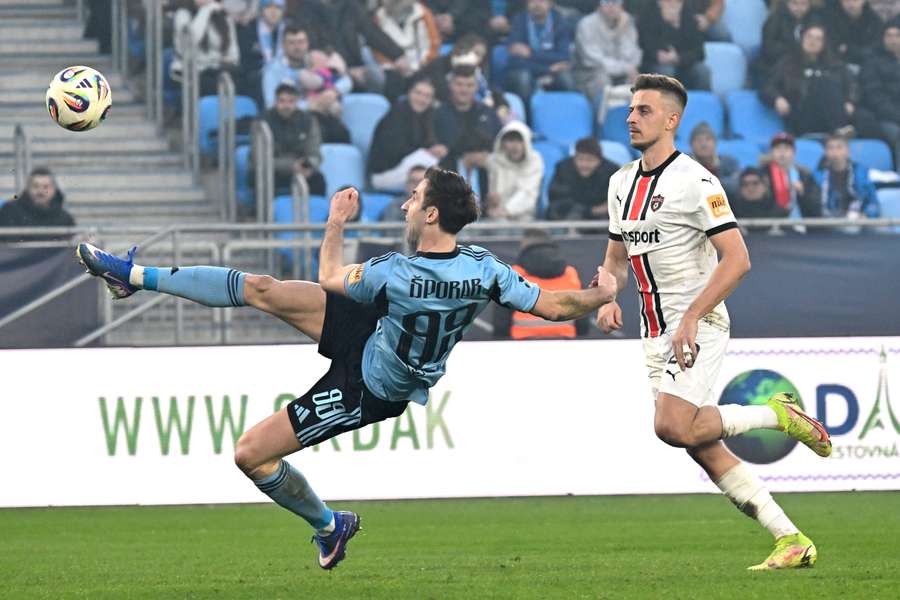 Šporar výrazne potiahol Slovan. Šporar výrazne potiahol Slovan.