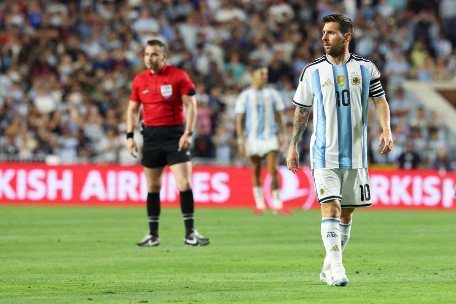 Messi cobrou bem penalidade no 2° tempo Messi cobrou bem penalidade no 2° tempo