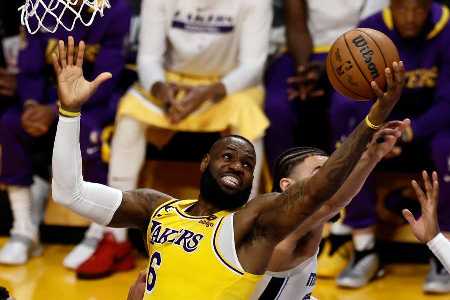 LeBron James met een van zijn 20 rebounds