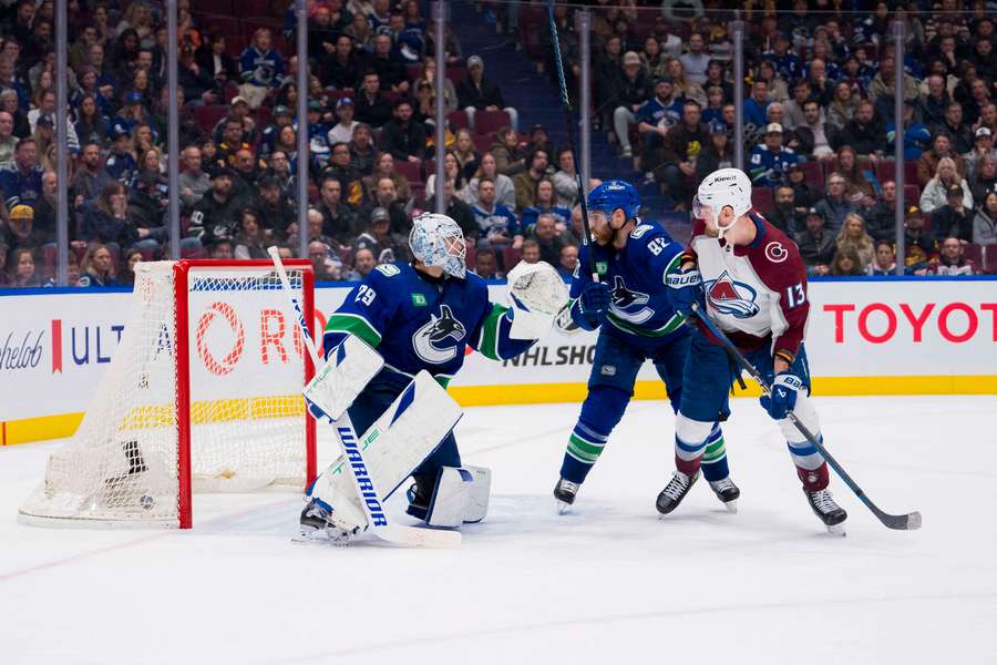 Colorado Avalanche moved into a tie for first place in the Central Division
