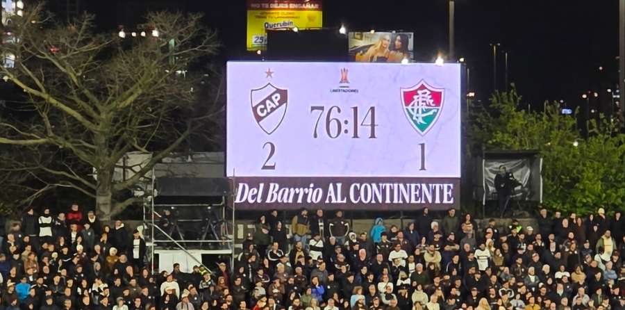 Telão com a frase ''Del barrio al continente''