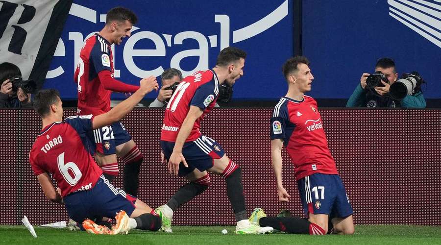 Budimir comemora o golo contra o Athletic com os companheiros de equipa.