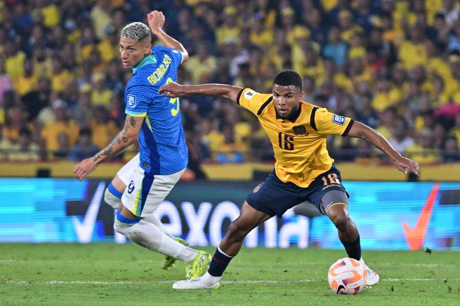 Pedro Vite foi titular pelo Equador diante do Brasil