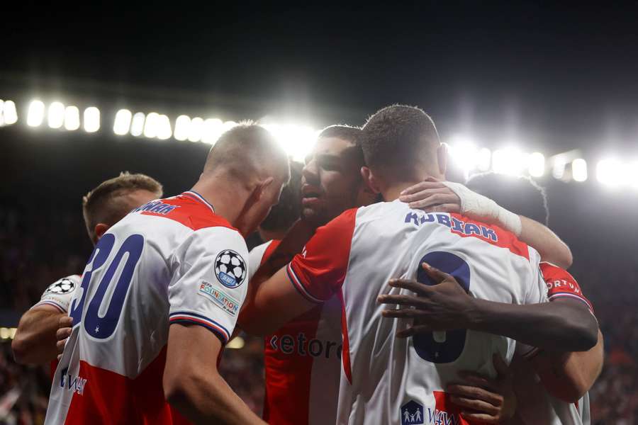 Slavia zvládá těžké momenty a drží si dominantní postavení v tabulce. Slavia zvládá těžké momenty a drží si dominantní postavení v tabulce.