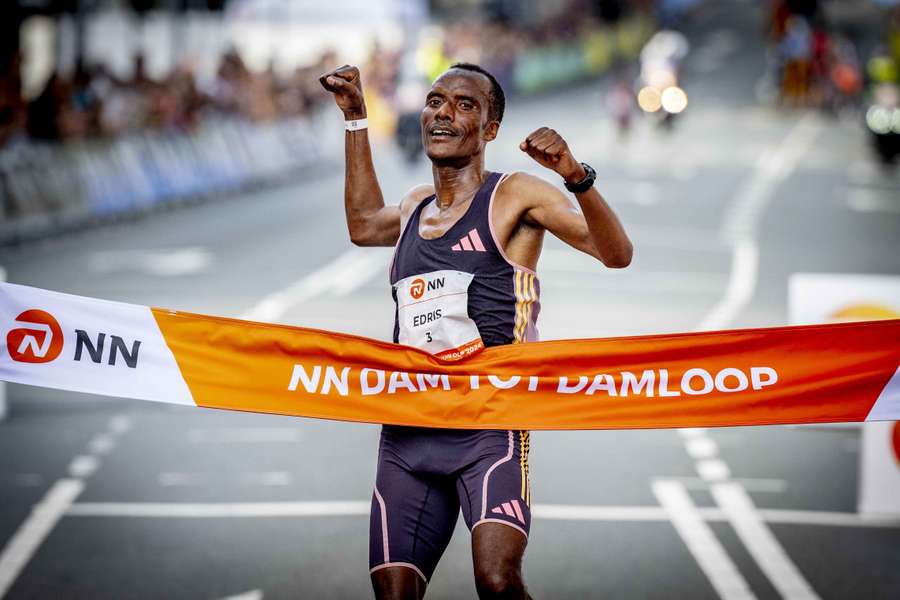 Muktar Edris bereikt als eerste de finish