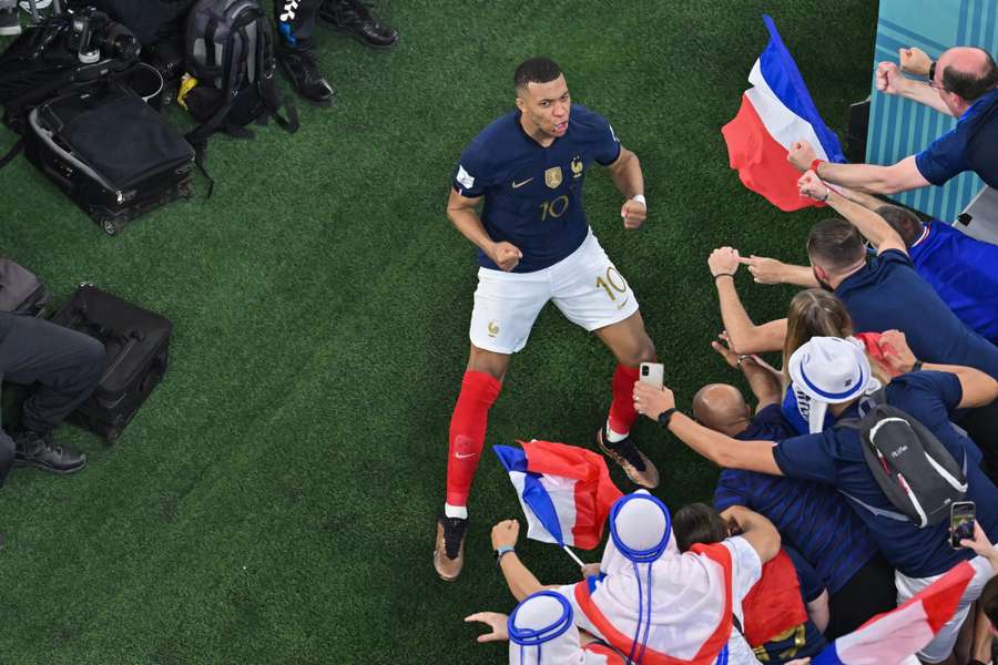 Mbappé celebra uno de sus goles frente a Dinamarca con la afición francesa.