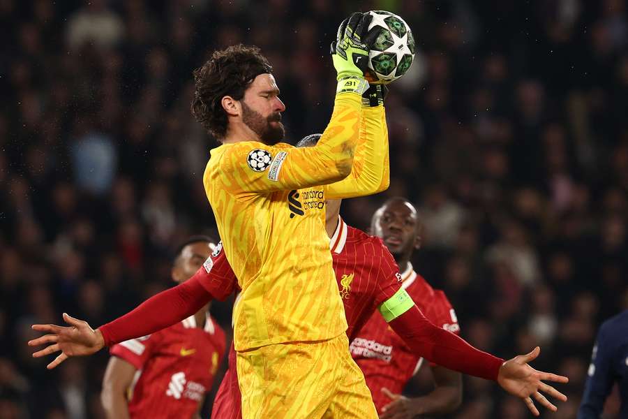 Alisson foi uma parede contra o PSG