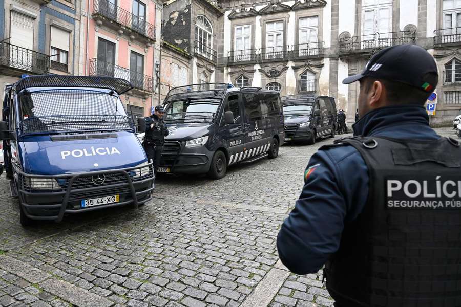 Elementos da PSP fazem segurança no início do julgamento da Elementos da PSP fazem segurança no início do julgamento da