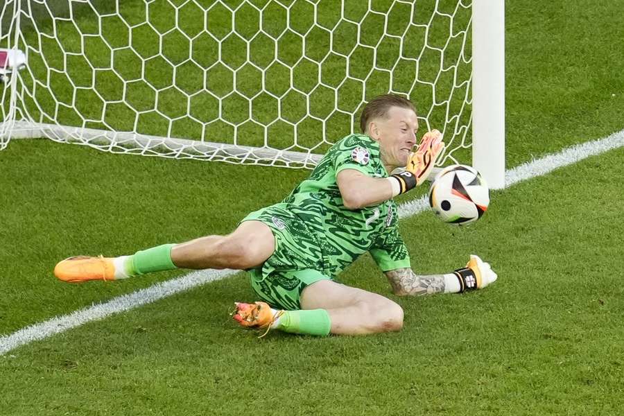 Pickford, en el momento en el que detiene el lanzamiento de Akanji